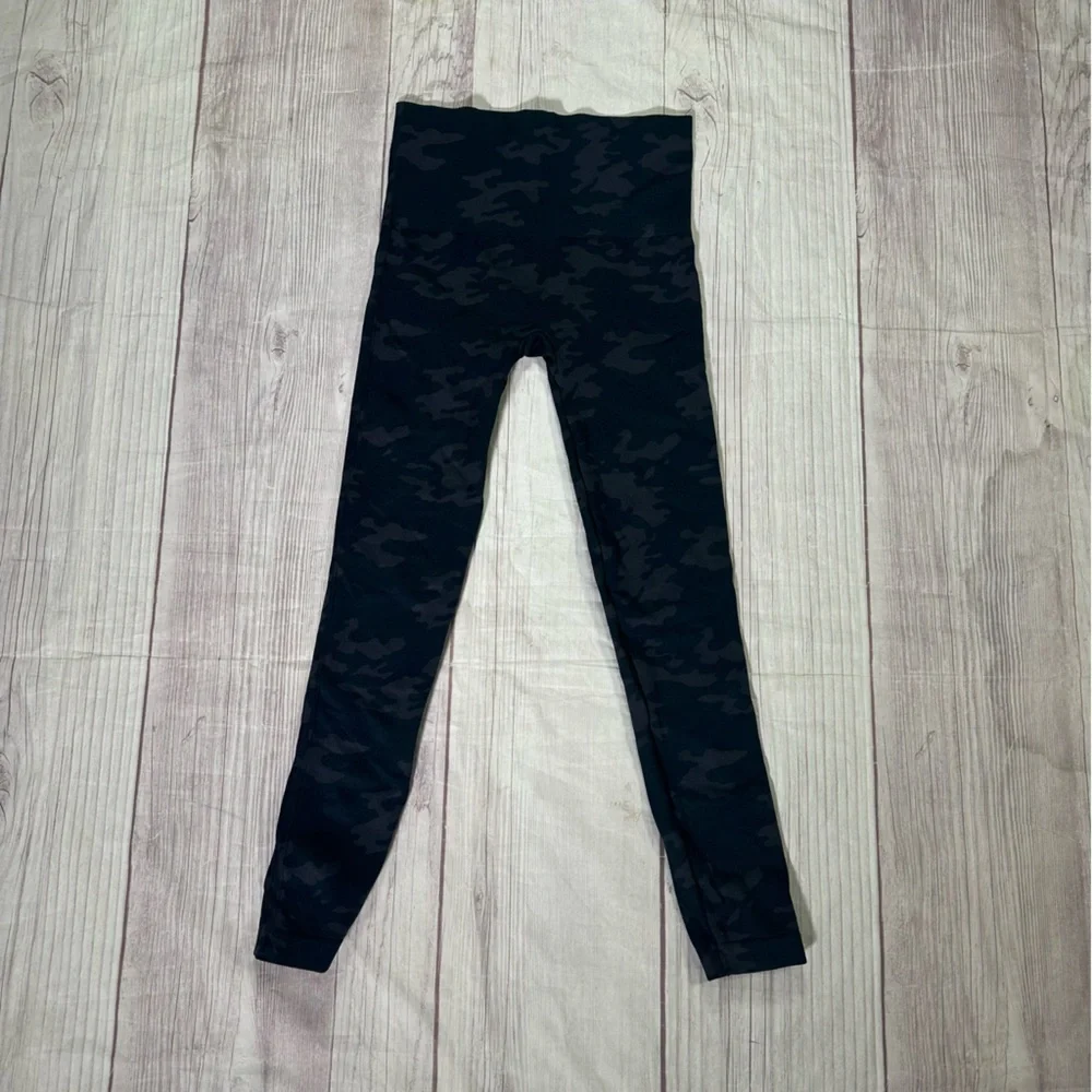 Women’s Spanx Seamless Shaping Leggings Black Camo Size‎ Medium